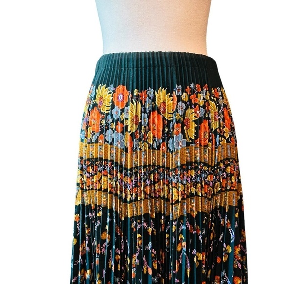 ELISSA OF CALIFORNIA PLEATED FLORAL SKATER SKIRT DARK GREEN - Picture 2 of 14
